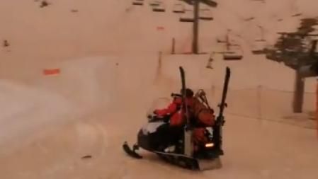 La nieve de pistas como las de Baqueira Beret, de color marrón por el polvo del Sáhara, en una imagen del 6 de febrero