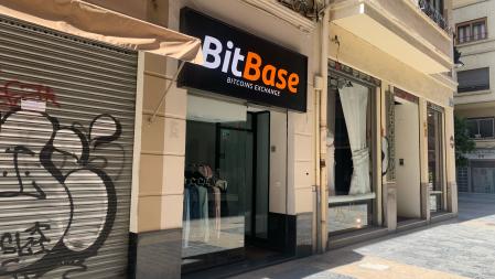 Tienda de BitBase que incluye un cajero de bitcoins en la calle Músico Peydro de València