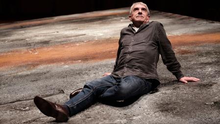Joan Ollé fotografiado en una sala de ensayos del Teatre Nacional de Catalunya. foto David Airob 16/12/2016