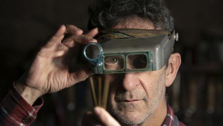 Gabriel Fleta, Luthier trabaja la marquetería de las guitarras con lupas de aumento.