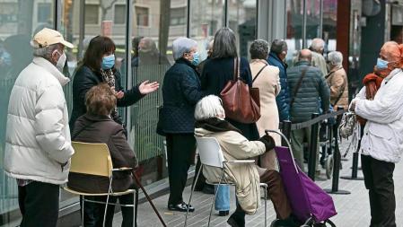 Colas de vacunación de personas mayores de 80 años en el Espai de gent granMonserrat Olivella, Calabria 262.