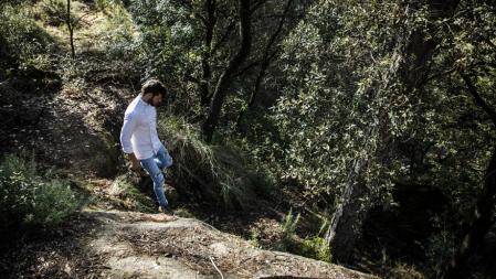 Joseba Cruz en el bosque que hay junto a su restaurante