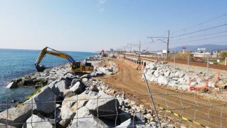 Maquinaria pesada en la escollera entre Mataró y Cabrera