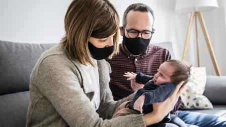 Gemma y Marc con Arlet, concebida y nacida durante la epidemia de covid. foto 17 marzo 2021 Foto: Llibert Teixidó