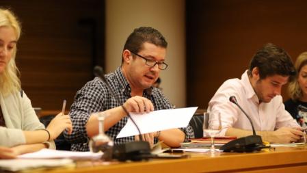 Emilio Argüeso, en un grupo de trabajo en las Cortes Valencianas.