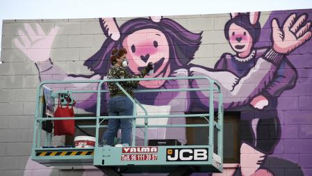 La artista Barbiturikills pinta una de sus obras.L