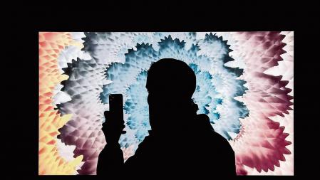 -FOTODELDIA- Nueva York (Estados Unidos) 25/03/2021.- Una persona hace una foto de una de las obras que forman parte de la exposición de arte digital en la Galería Superchief NFT en Nueva York, Estados Unidos. EFE/ Jason Szenes