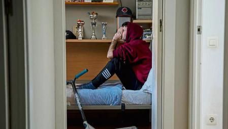 FOTO: MANÉ ESPINOSA. EFECTOS DEL CORONAVIRUS TRAS EL DECRETO DE ESTADO DE ALARMA. ADOLESCENTE CON SINTOMAS DE FRUSTRACIÓN POR TODO EL PROCESO DE AISLAMIENTO DECRETADO POR LA PANDEMIA