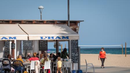 30032021 Salou Propietario del establecimiento comiendo fuera después de cerrar￼