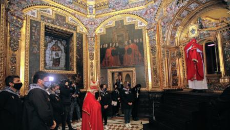 Sólo algunas autoridades civiles y eclesiásticas asistieron a la tradicional apertura del sagrario que guarda la reliquia.