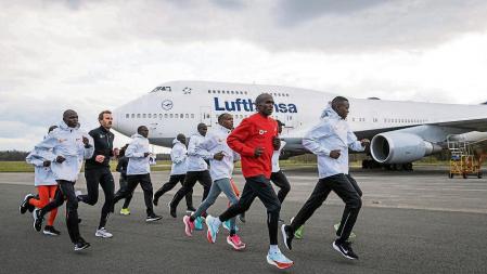 Eliud Kipchoge y el resto de compañeros, en Twente