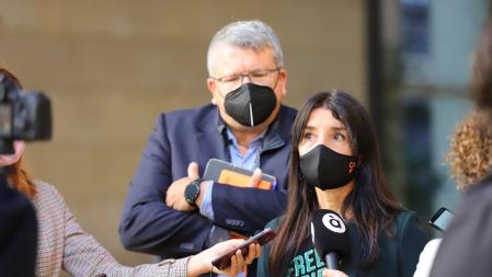 La portavoz de Ciudadanos en las Cortes, Ruth Merino, junto al diputado Fernando Llopis, atienden a los medios.