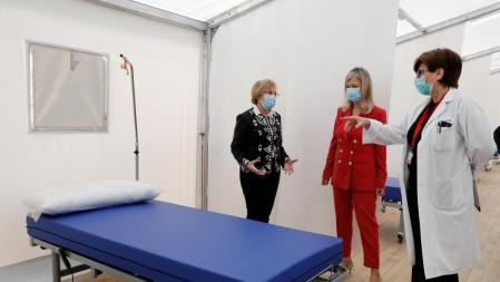 GRAFCVA4243. VALENCIA, 18/04/2020.- Las conselleras de Justicia, Gabriela Bravo (c) , y Sanidad, Ana Barceló (i), visitan las instalaciones del hospital de campaña que se ha construido junto al Hospital La Fe de Valencia y que albergará cerca de 600 camas.EFE/ Juan Carlos Cárdenas