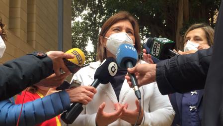 La presidenta del PPCV, Isabel Bonig, atiende a los medios de comunicación en la ficus de las Cortes Valencianas.