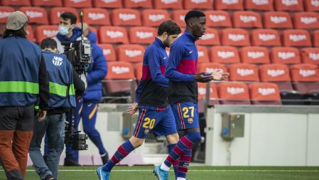 Ilaix Moriba sale al campo rezando