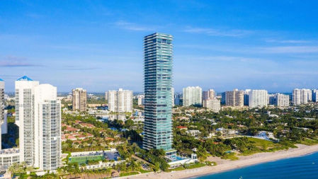 Vista desde el Atlántico de la torre Regalia. Alquilar un apartamento supone desembolsar 40.000 euros al mes.