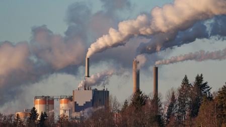 La utilización de combustibles fósiles es una de las fuentes principales de la emisión de meano a la atmósfera  .