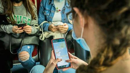 20 - 05 - 2021 / Barcelona / Jovenes con WhatsApp / Foto: Llibert Teixidó