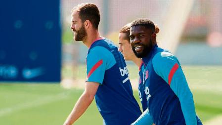 GRAFCAT3617 Sant Joan Despi (BARCELONA) 21/5/2021.- Los jugadores del FC Barcelona, Miralem Pjanic (i), Antoine Griezmann (c) y Samuel Umtiti (d), durante el desarrollo del último entrenamiento oficial de esta temporada, previo al partido de Liga que jugarán mañana frente al SD Eibar. EFE/Alejandro Garcia