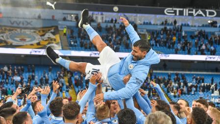 Kun Agüero despedido por sus compañeros del Manchester City