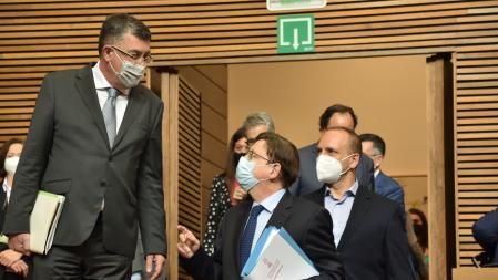El presidente de la Generalitat Valenciana, Ximo Puig, junto con el presidente de las Cortes Valencianas y el vicepresidente segundo del Consell.