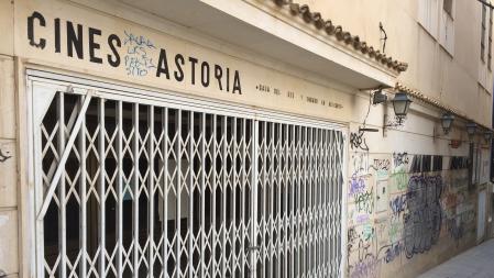En la fachada de los cines Astoria aún se puede leer que eran 