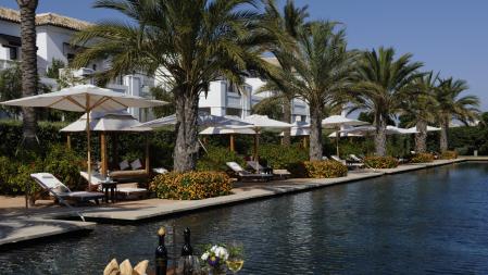 Vista de una de las piscinas con las terrazas de las suites en segundo plano de Finca Cortesín