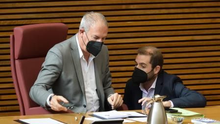 El diputado Jesús Salmerón charla con el representante de Cs en la Mesa de las Cortes Valencianas.