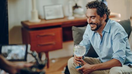 Actor, director, productor y ahora también diseñador de muebles: acaba de crear uno para Bombay Shappire.