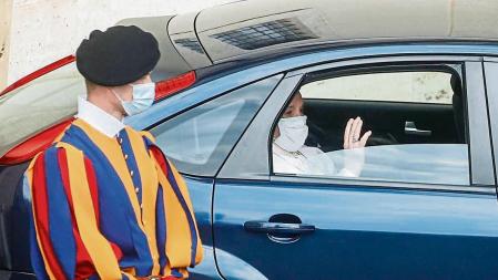 Vatican City (Vatican City State (holy See)), 09/06/2021.- Pope Francis greets the faithful as he sits in the back of a car during his weekly General Audience in the San Damaso Courtyard, Vatican City, 09 June 2021. (Papa) EFE/EPA/FABIO FRUSTACI