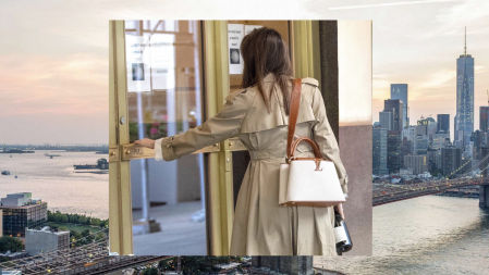 La actriz, accediendo al portal de su primer exmarido.