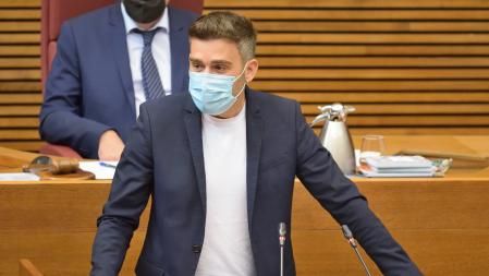 El portavoz de Compromís, Fran Ferri, en su intervención en la sesión de control al presidente de la Generalitat.