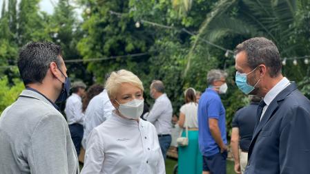 Susi Díaz, charlando con el alcalde de Elche, durante el acto de presentación del documental sobre su vida.
