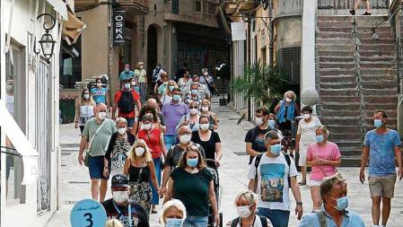 Pasajeros del buque 'Mein Schiff 2', el primer crucero que visita Baleares en 2021, visitan la ciudad de Palma de Mallorca tras la llegada del buque a la Estación Marítima del Puerto de Palma, a 17 de junio de 2021, en Palma de Mallorca, Islas Baleares (España). Alrededor de 1.000 pasajeros alemanes procedentes de Málaga llegan hoy a Palma en el primer crucero después de 15 meses sin que ningún buque de estas características llegara a la ciudad a causa de la pandemia. 17 JUNIO 2021;TURISMO;VIAJES;BALEARES;CRUCEROS Isaac Buj / Europa Press 17/06/2021