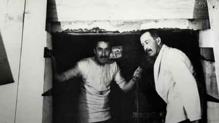 El arqueólogo Howard Carter y Lord Carnarvon, que financió la excavación, posan en el agujero que daba acceso a la tumba de Tutankamón. Foto de 192