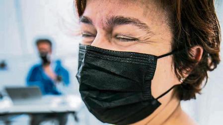 foto XAVIER CERVERA 28/06/2021 (centro en Montjuic, Fira, donde se vacuna más de toda Catalunya ;infermeras, administrativos/as, vigilantes, trabajadores de CAP, etc, posibilitan q la vacuna para todos/as funcione como un 'reloj suizo' ,a la perfección) Salut estudia iniciar en unos días la vacunación de todos las personas entre 16 y 29 años como un solo bloque. La idea ha estado siempre presente, vacunar por franjas de edad descendente hasta llegar a los más jóvenes y entonces abrir las citas a todo el resto, con un riesgo bajo de hospitalización si se infectan de covid (coronavirus) Esta mañana empezaron a poner vacunas a los ciudadanos de 30 a 35 años y la semana anterior a los de 36 a 39. 