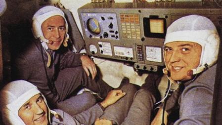 Tripulación de la Soyuz 11: abajo izda., Georgi Dobrovolsky; arriba izda., Víktor Patsáyev; dcha., Vladislav Vólkov
