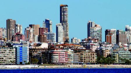 Skyline de Benidorm, dominado por el edificio Neguri Gane, uno de los destacados por la crítica.