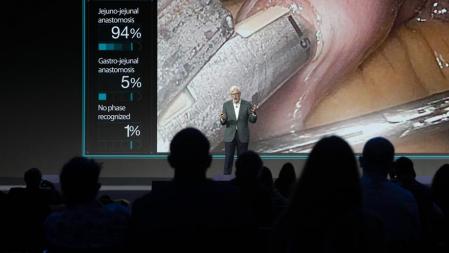 El cirujano Antonio de Lacy durante la presentación de la plataforma de inteligencia artificial quirúrgica en el Mobile MWC 21