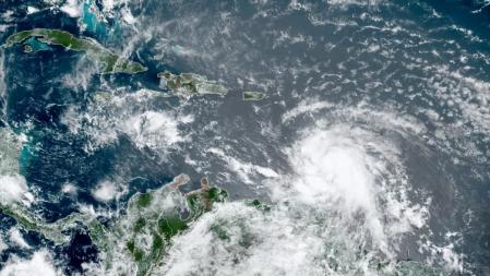 El huracán Elsa poco antes de acercarse a Cuba, que aparece en la parte superior izquierda de la imagen de satélite  .