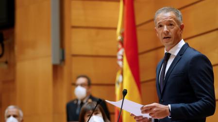 El senador socialista Ánder Gil ofrece un discurso durante la sesión del Senado en la que ha sido elegido presidente