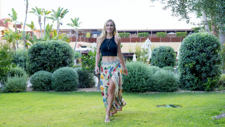 Kira pasea por los jardines del Ibiza Gran Hotel, el primer 5* GL de las Pitiuses y uno de los mejores de Eivissa