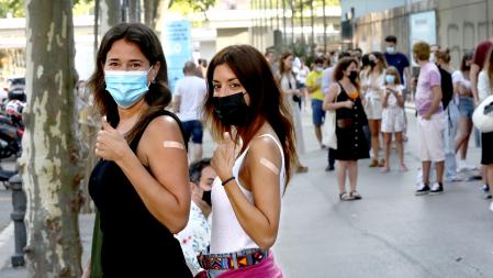 Colas en la Fira de Montjuïc para vacunarse