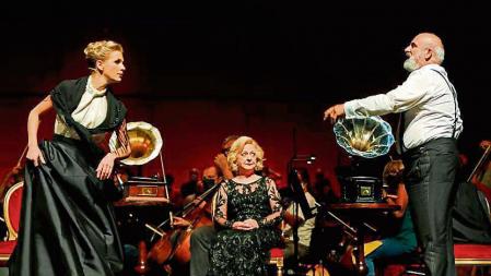 GRAFCAT6424 BARCELONA 20/7/2021.- El cantante inglés Peter Polycarpou (d), que interpreta al personaje de 