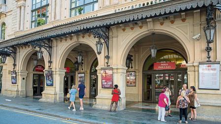 IMAGEN DE LA ENTRADA PRINCIPAL DEL LICEU CON LAS ARCADAS Y EL PORCHE DE CRISTAL