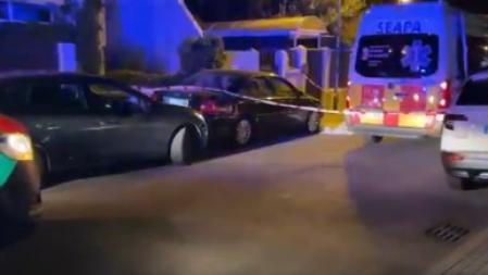 Servicios sanitarios en la zona de Pozuelo de Alarcón (Madrid) en la que habría sido asesinada una mujer esta noche