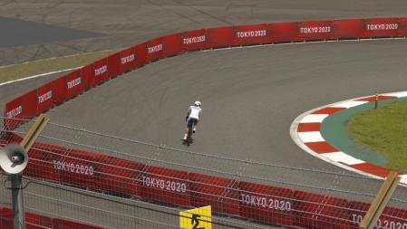 Un ciclista pedalea por el circuito del monte Fuji, zona final del ciclismo