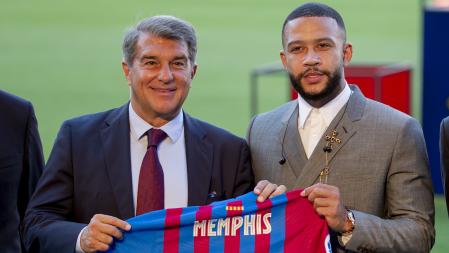 FC Barcelona president Joan Laporta, left, and Netherlands striker Memphis Depay poses for the media during his official presentation after signing for FC Barcelona in Barcelona, Spain, Thursday July 22, 2021. Depay previously played for PSV Eindhoven, Manchester United and Lyon. (AP Photo/Joan Monfort)