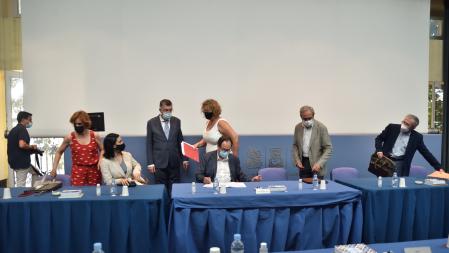 Los representantes del Gobierno valenciano antes de la reunión de la comisión mixta.