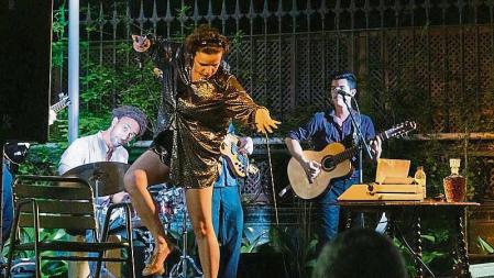 Lectura de fragments d’Aigua viva, Un alè de Vida i L’hora de l’estrella de Clarice Lispector. Luh Quintans, Clara Nascimento, actrius, i Jeca Mo, poeta i cantant.